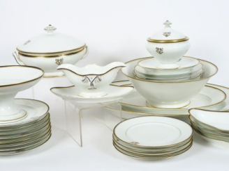 Vente aux enchères Partie de service de table Napoléon III en porcelaine de Paris, à déco