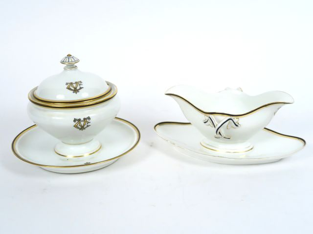 Partie de service de table Napoléon III en porcelaine de Paris, à déco