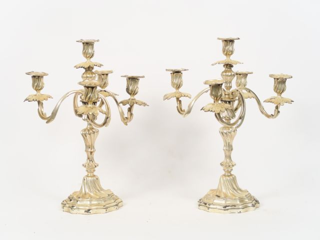 Paire de candélabres de style Louis XV en bronze argenté (quelques man