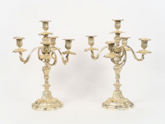 Vente aux enchères Paire de candélabres de style Louis XV en bronze argenté (quelques man