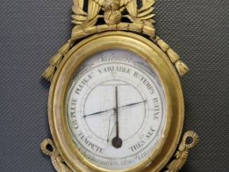 Vente aux enchères Baromètre Empire en bois sculpté et doré, à décor d'aigle et de feuill