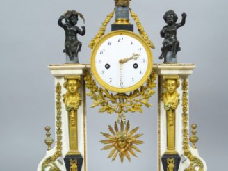 Vente aux enchères Grande pendule portique début XIX ème en marbre tricolore, bronze pati