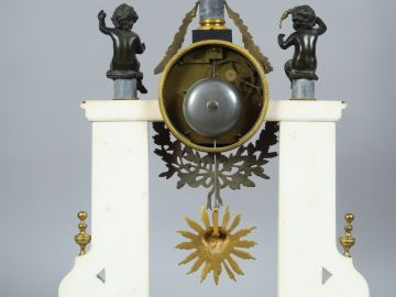 Grande pendule portique début XIX ème en marbre tricolore, bronze pati