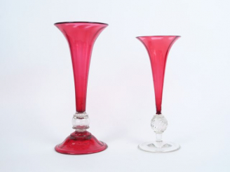 Vente aux enchères 2 différents vases cornet bicolore en verre de Venise H. 39 et 34,5 cm
