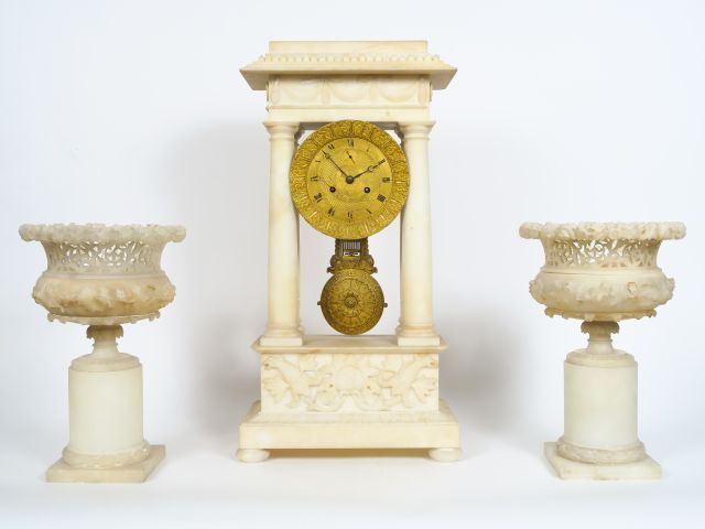 Garniture de cheminée Restauration en albâtre comprenant une grande pe