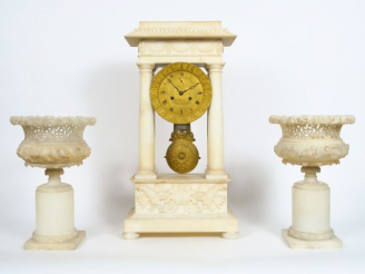 Vente aux enchères Garniture de cheminée Restauration en albâtre comprenant une grande pe