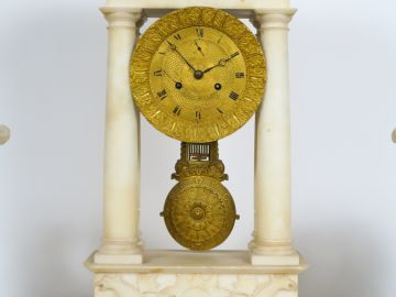 Garniture de cheminée Restauration en albâtre comprenant une grande pe