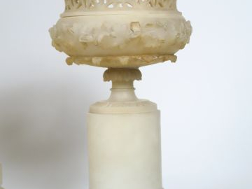 Garniture de cheminée Restauration en albâtre comprenant une grande pe