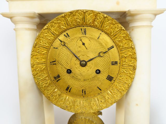 Garniture de cheminée Restauration en albâtre comprenant une grande pe