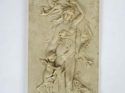 François DUQUESNOY. Plaque en biscuit à décor de nymphe entourée d'amo