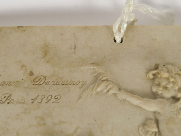 François DUQUESNOY. Plaque en biscuit à décor de nymphe entourée d'amo