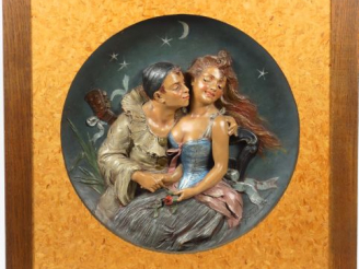 Vente aux enchères Alfred Jean FORETAY 'Pierrot et Colombine'.  Paire de tondi en terre c
