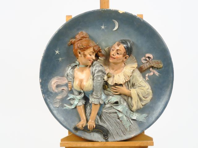 Alfred Jean FORETAY 'Pierrot et Colombine'.  Paire de tondi en terre c