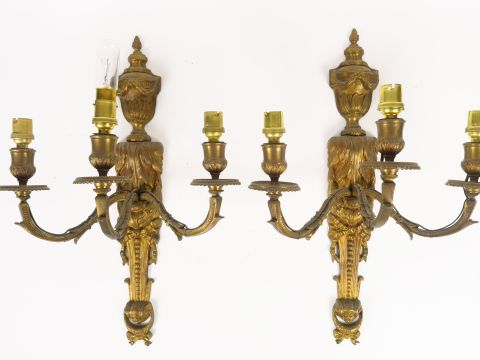Paire d'appliques de style Louis XVI en bronze, éclairant à trois lumi