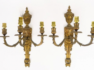Vente aux enchères Paire d'appliques de style Louis XVI en bronze, éclairant à trois lumi
