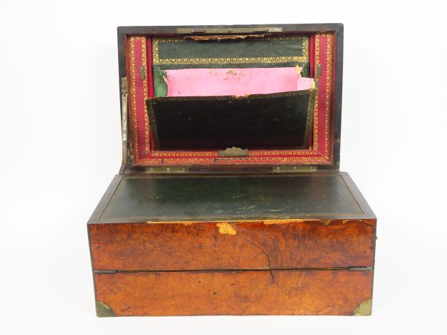 Ecritoire de voyage début XIXème en placage de loupe d'orme et laiton 