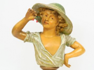 Vente aux enchères Sujet en terre cuite polychrome 'portrait de jeune homme au chapeau de