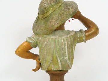 Sujet en terre cuite polychrome 'portrait de jeune homme au chapeau de