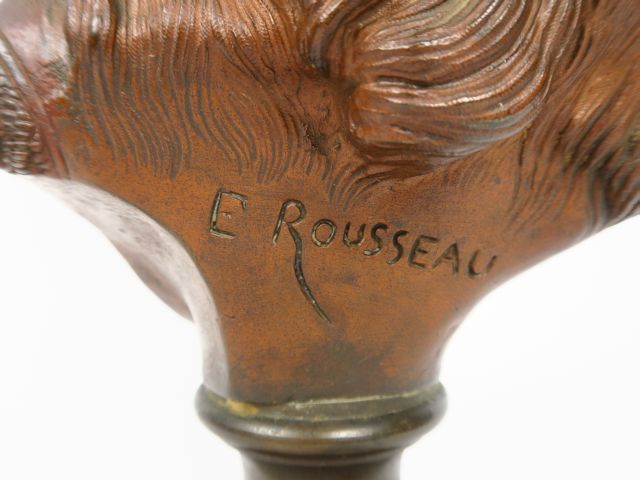 E. ROUSSEAU 'Fillette au chapeau'. Sculpture en bronze polychrome, sig