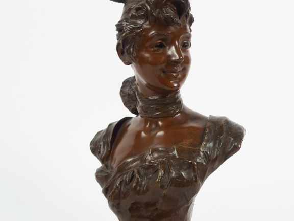 VAN DER STRAETEN. 'Jeune fille au chignon'. Sculpture en bronze à pati