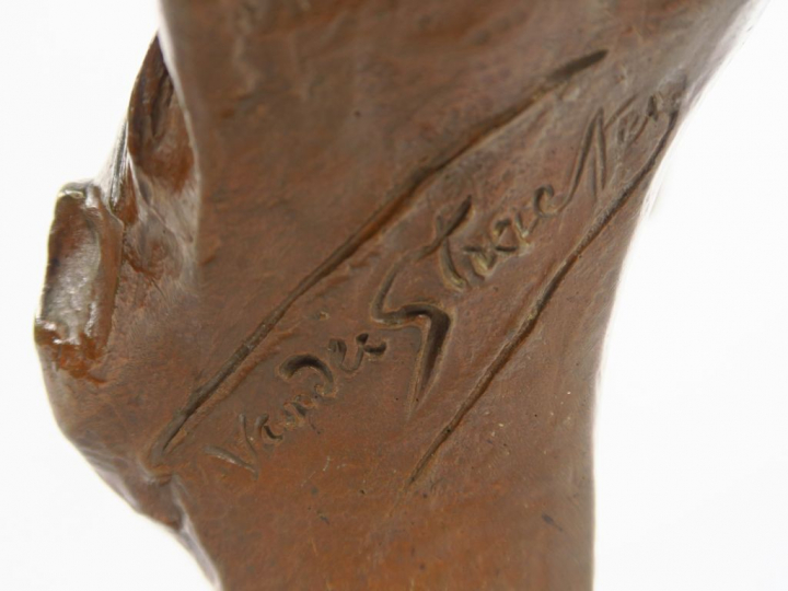 VAN DER STRAETEN. 'Jeune fille au chignon'. Sculpture en bronze à pati