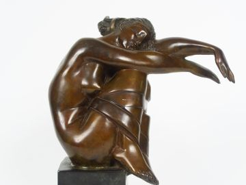 Albert AUX 'La prisonnière'. Sculpture en bronze à patine brune, signé