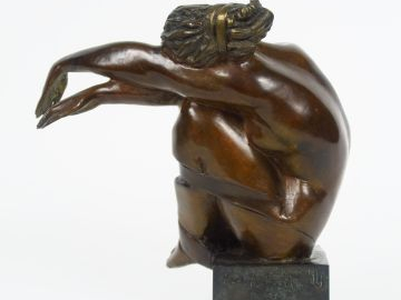 Albert AUX 'La prisonnière'. Sculpture en bronze à patine brune, signé