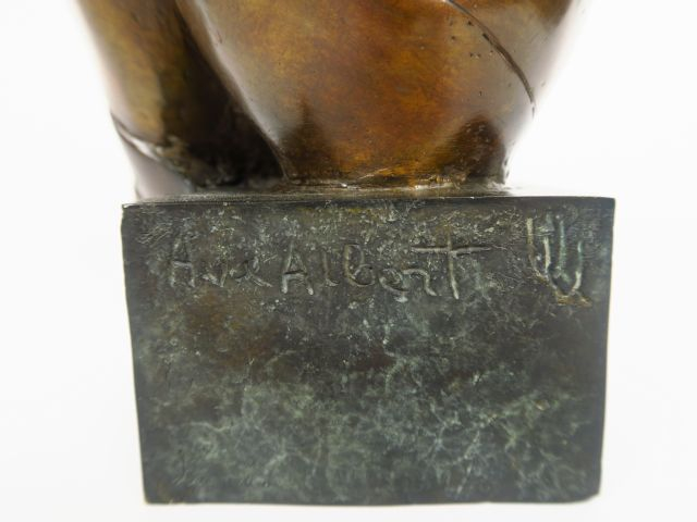 Albert AUX 'La prisonnière'. Sculpture en bronze à patine brune, signé