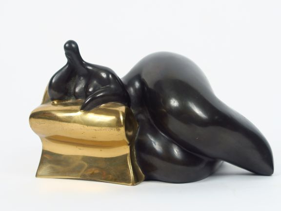 TOUTAIN. 'Jeune femme au fauteuil club'. Sculpture en bronze à patine 