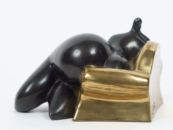 TOUTAIN. 'Jeune femme au fauteuil club'. Sculpture en bronze à patine 