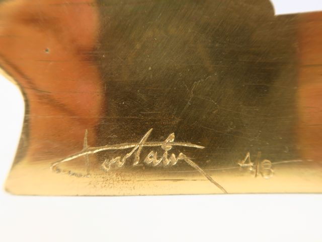 TOUTAIN. 'Jeune femme au fauteuil club'. Sculpture en bronze à patine 