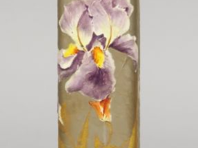 Vente aux enchères Montjoie Saint-Denis. Vase en cristal, à décor polychrome d’iris. Sign
