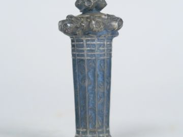 LALIQUE. Flacon de parfum en verre modèle 'Pan' vers 1920 (bouchon blo