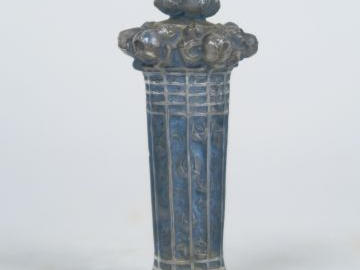 LALIQUE. Flacon de parfum en verre modèle 'Pan' vers 1920 (bouchon blo