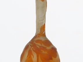 GALLE. Soliflore en verre à décor gravé en camée à l'acide de fleurs o