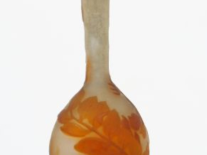 GALLE. Soliflore en verre à décor gravé en camée à l'acide de fleurs o