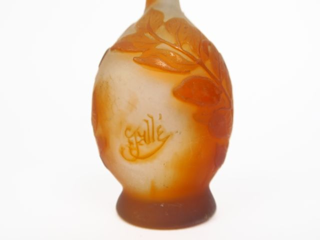 GALLE. Soliflore en verre à décor gravé en camée à l'acide de fleurs o