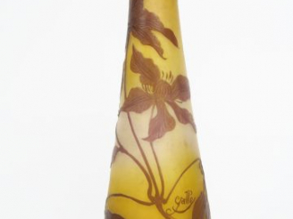 Vente aux enchères GALLE. Vase en verre à décor gravé en camée à l'acide de clématites su