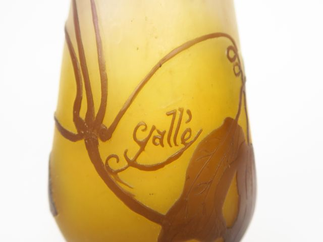 GALLE. Vase en verre à décor gravé en camée à l'acide de clématites su