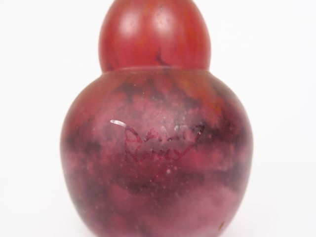 DAUM. Soliflore en verre marbré de couleur mauve, signé H. 41 cm