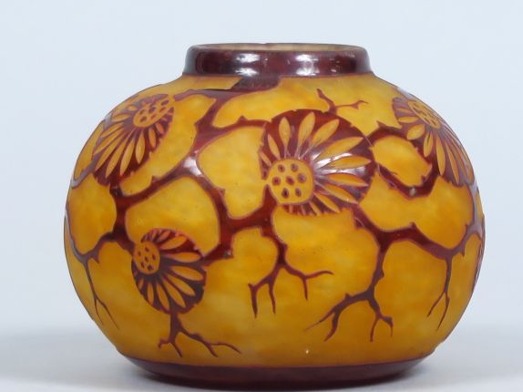 LE VERRE FRANCAIS. Vase "Epinettes" en verre, à décor gravé mauve sur 