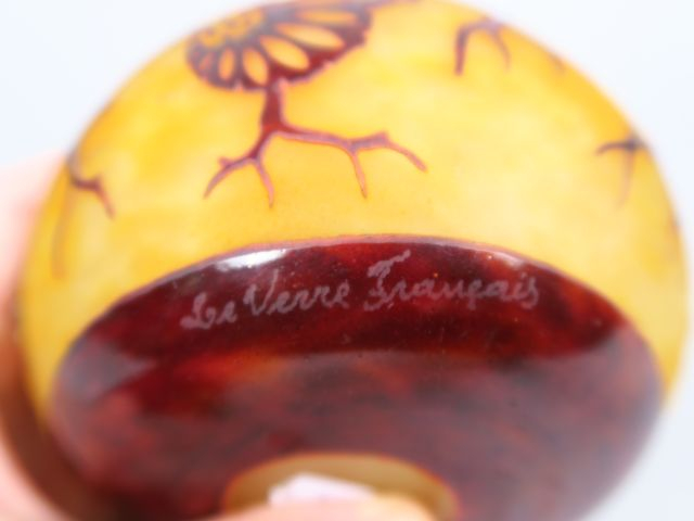 LE VERRE FRANCAIS. Vase "Epinettes" en verre, à décor gravé mauve sur 