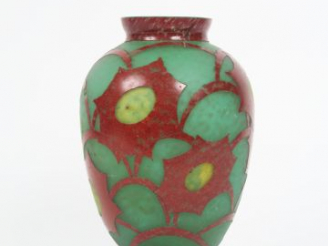 Vente aux enchères LE VERRE FRANCAIS CHARDER. Vase 'Cosmos' en verre, signé H. 23 cm