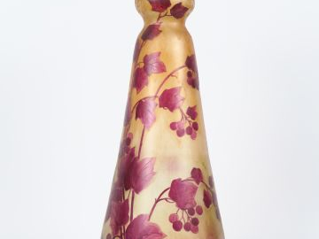 LEGRAS. Grand vase en verre décor gravé et émaillé d'empelopsis, signé