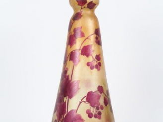 Vente aux enchères LEGRAS. Grand vase en verre décor gravé et émaillé d'empelopsis, signé