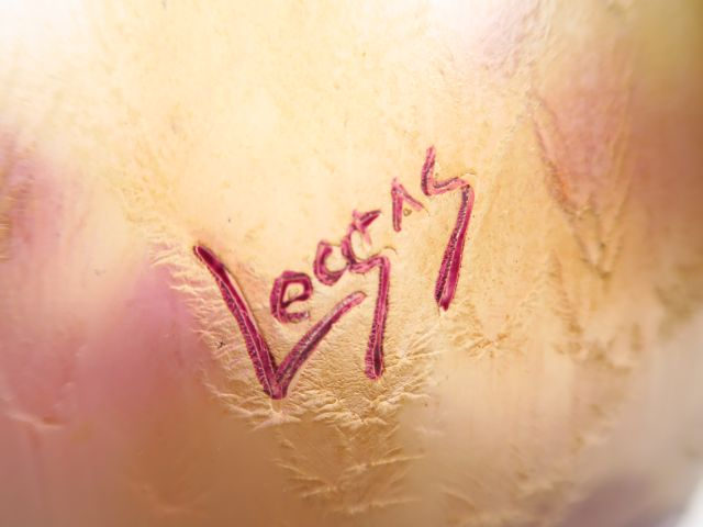 LEGRAS. Grand vase en verre décor gravé et émaillé d'empelopsis, signé