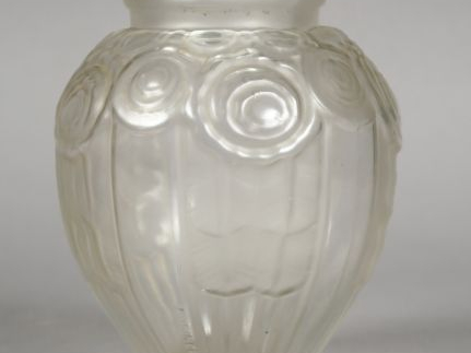 HUNEBELLE. Vase en verre moulé Art Déco, signé H. 17 cm