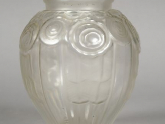 Vente aux enchères HUNEBELLE. Vase en verre moulé Art Déco, signé H. 17 cm