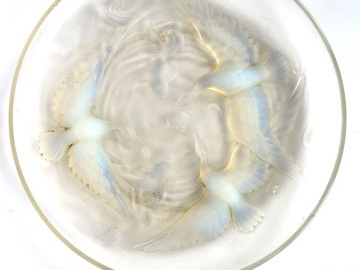 VERLYS. Coupe en verre et verre opalescent à décor d'oiseaux et de poi