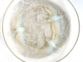 Vente aux enchères VERLYS. Coupe en verre et verre opalescent à décor d'oiseaux et de poi